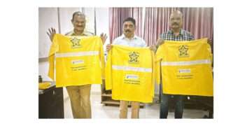 IAC-Life Donates 400 Raincoats to Mumbai Traffic Police for Ganpati Visarjan
